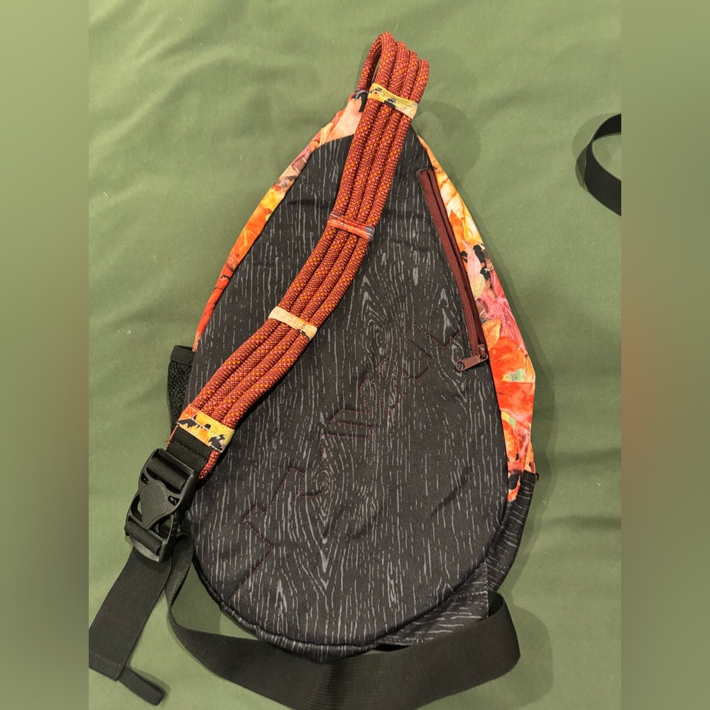 Kavu Autumn Leaf Print crossbody sling bag and lunchbox Set - Picture 4 of 7